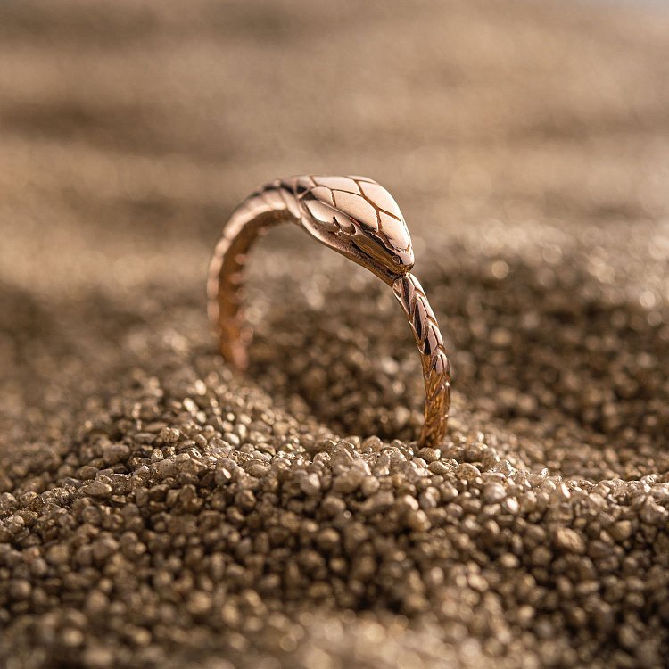 Золота каблучка "Змій Уроборос" к07037 від ювелірного магазину Онікс - 12