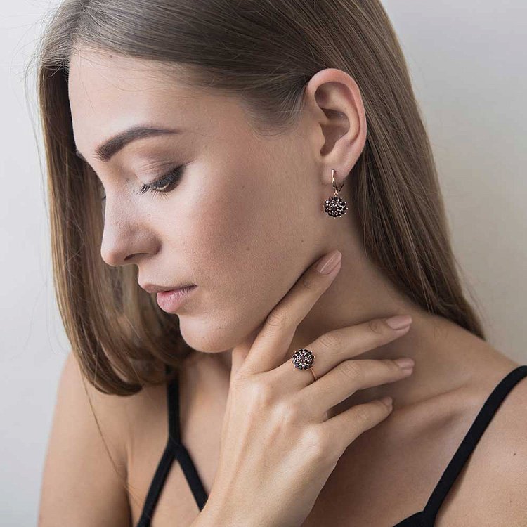 Золота каблучка з піропом (гранатом) к04622 від ювелірного магазину Онікс - 4