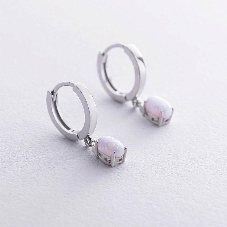 Сережки - кільця з опалом (біле золото) с08703 від ювелірного магазину Онікс