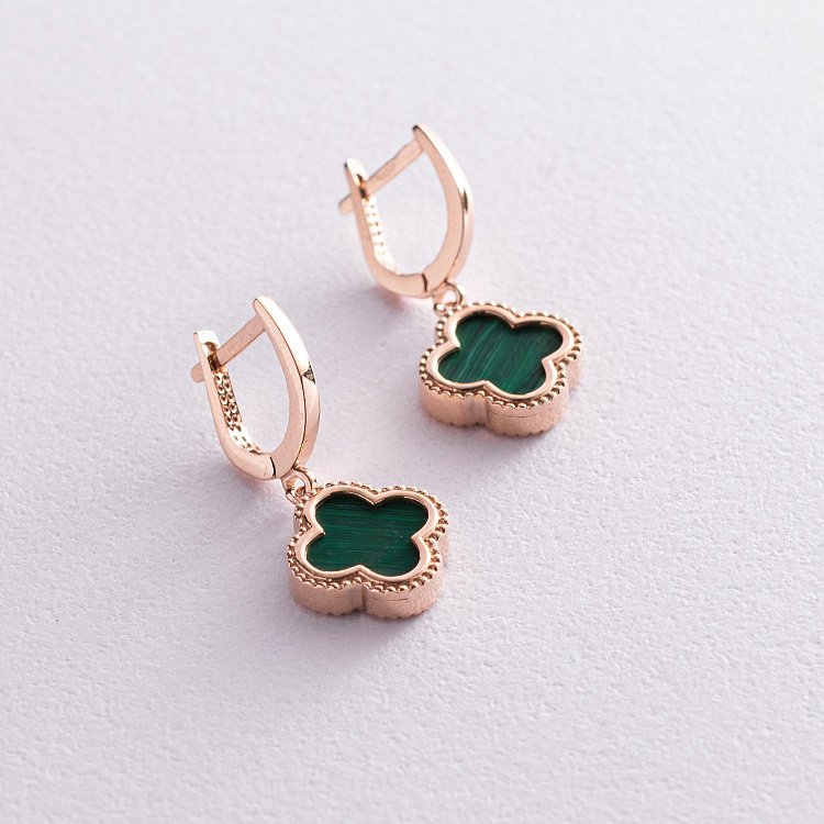 Сережки "Конюшина" в червоному золоті (малахіт) с07670 від ювелірного магазину Онікс