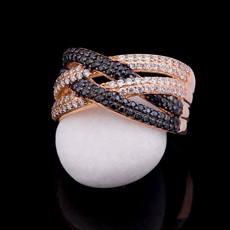 Золотое кольцо с фианитами к03452 от ювелирного магазина Оникс