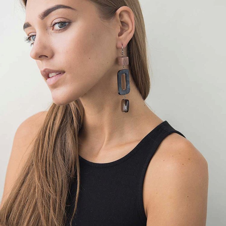 Серьги с лунным камнем, слоновой костью и дымчатым кварцем 254с23 Серьги с лунным камнем, слоновой костью и дымчатым кварцем 254с23 от ювелирного магазина Оникс