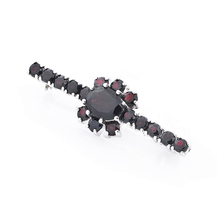 Срібна брошка з піропом 16035 від ювелірного магазину Онікс