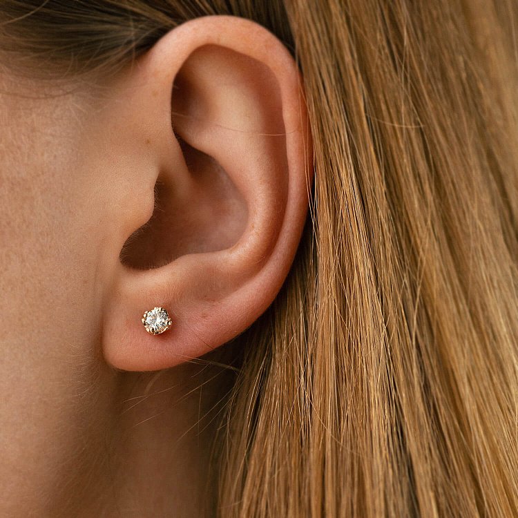 Золоті сережки - пусети "Сердечка" з діамантом сб0395 від ювелірного магазину Онікс - 1