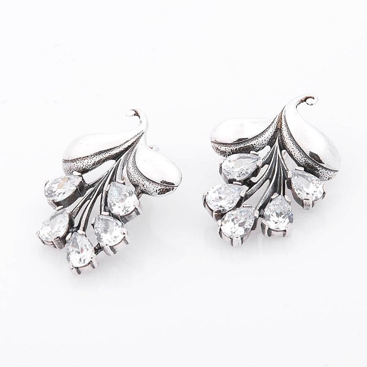 Серебряные серьги с фианитами 12484 от ювелирного магазина Оникс