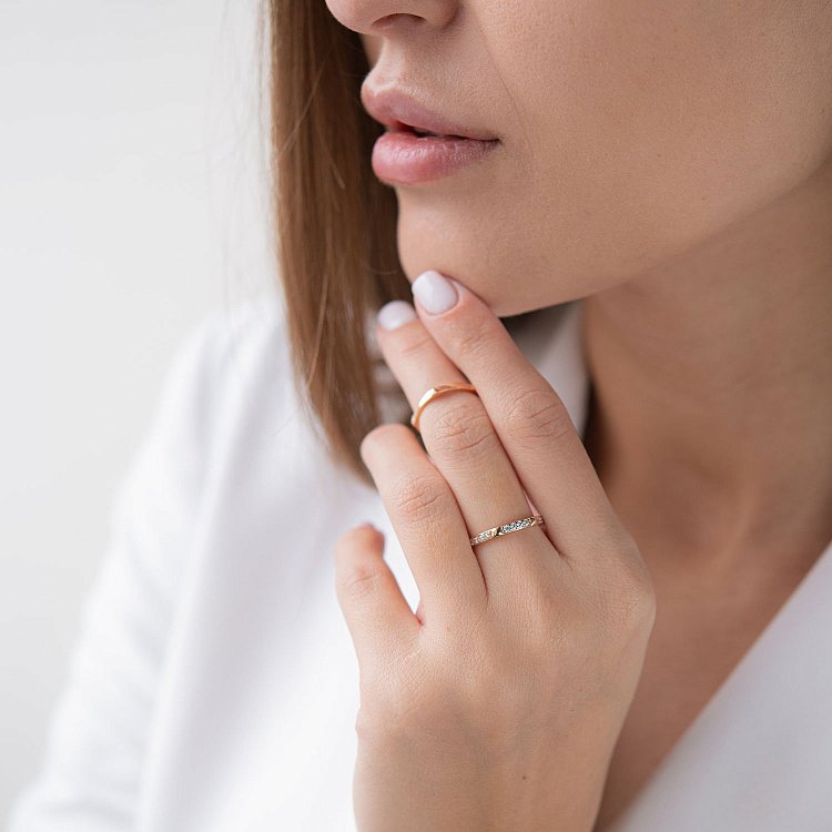 Золота подвійна каблучка з фіанітами к05261 від ювелірного магазину Онікс - 1