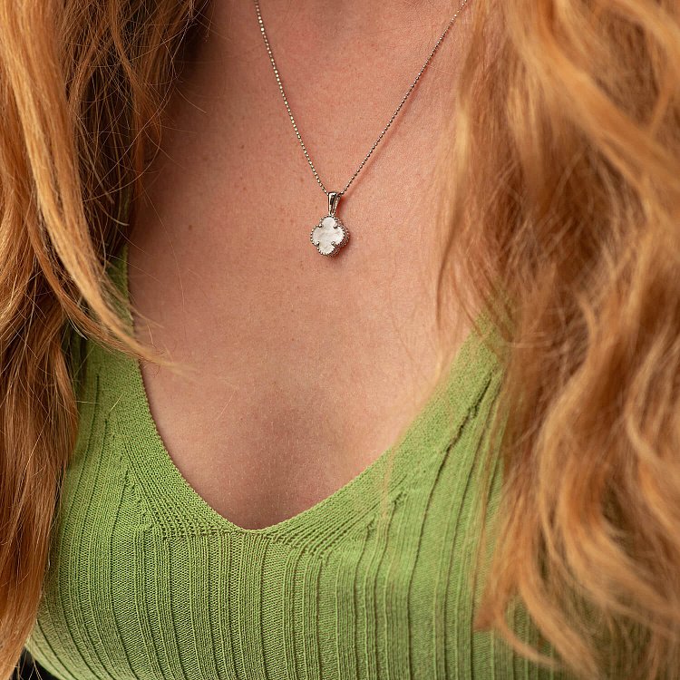 Подвеска "Клевер" в белом золоте (перламутр) п03941 от ювелирного магазина Оникс - 1