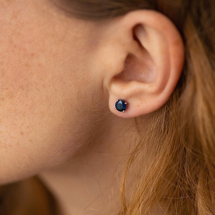 Золотые серьги - пусеты с сапфирами сб0390 от ювелирного магазина Оникс - 1