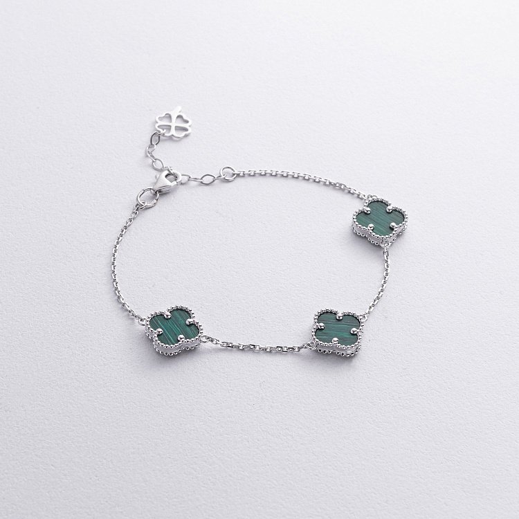 Браслет "Клевера" с малахитом (белое золото) б05437 Браслет "Клевера" с малахитом (белое золото) б05437 от ювелирного магазина Оникс
