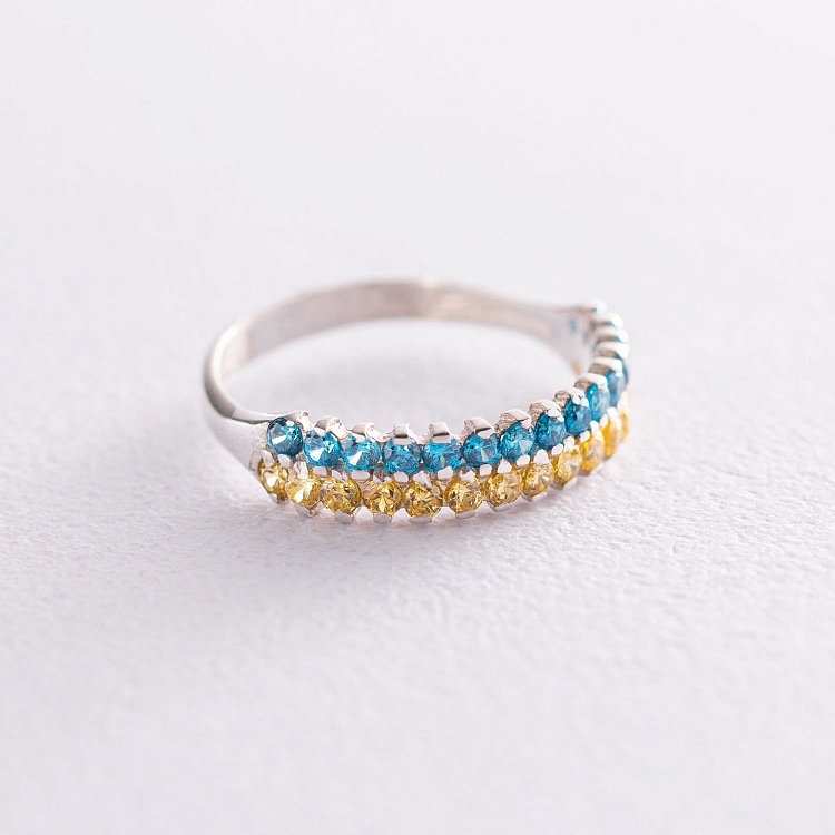 Серебряное кольцо с фианитами 111574 от ювелирного магазина Оникс