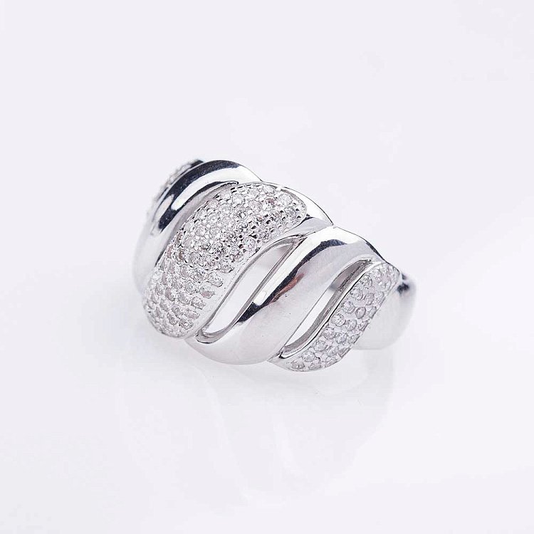 Серебряное кольцо с фианитами 111828 от ювелирного магазина Оникс