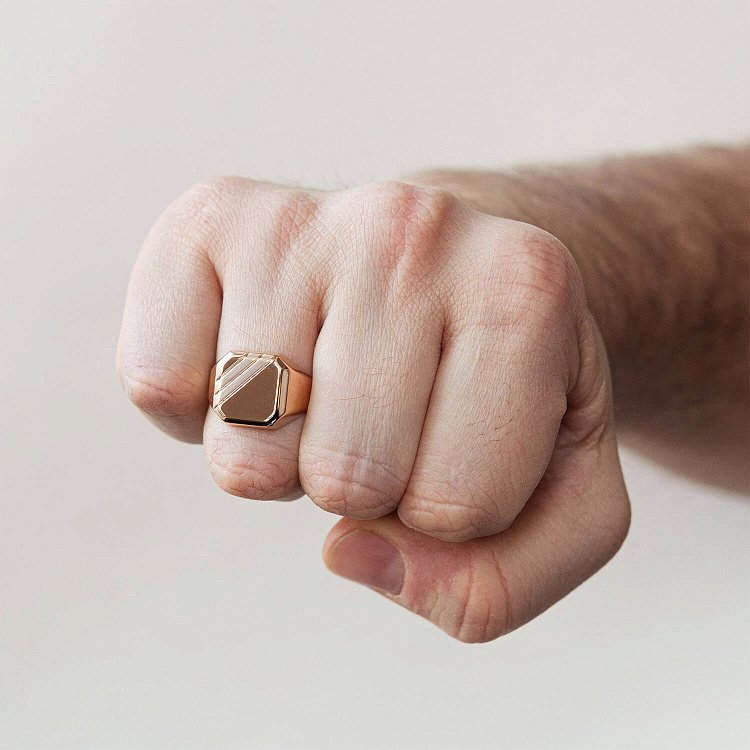 Чоловіча золота печатка к06982 від ювелірного магазину Онікс - 1