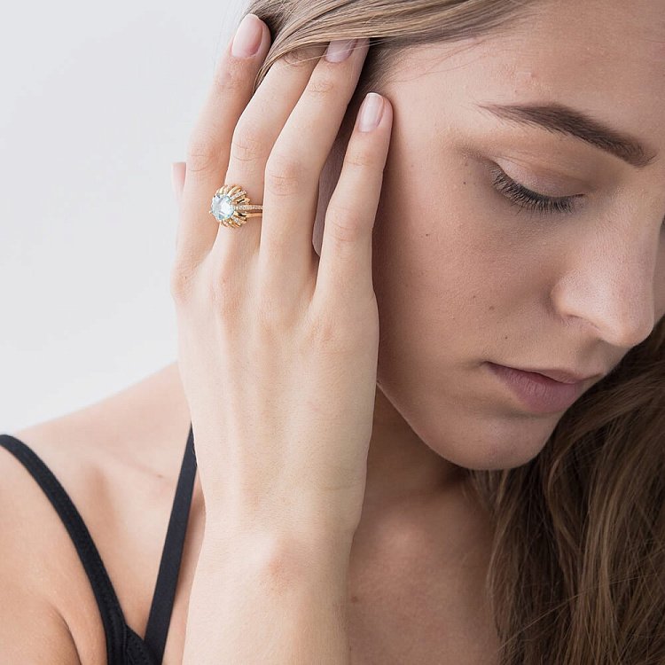 Ексклюзивна золота каблучка з фіанітами к04432 від ювелірного магазину Онікс