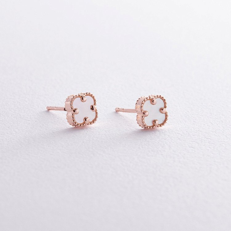 Cерьги - пусеты "Клевер" с перламутром mini (красное золото) с08403 от ювелирного магазина Оникс