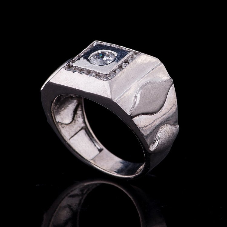 Серебряная печатка с фианитом 111405 от ювелирного магазина Оникс - 2