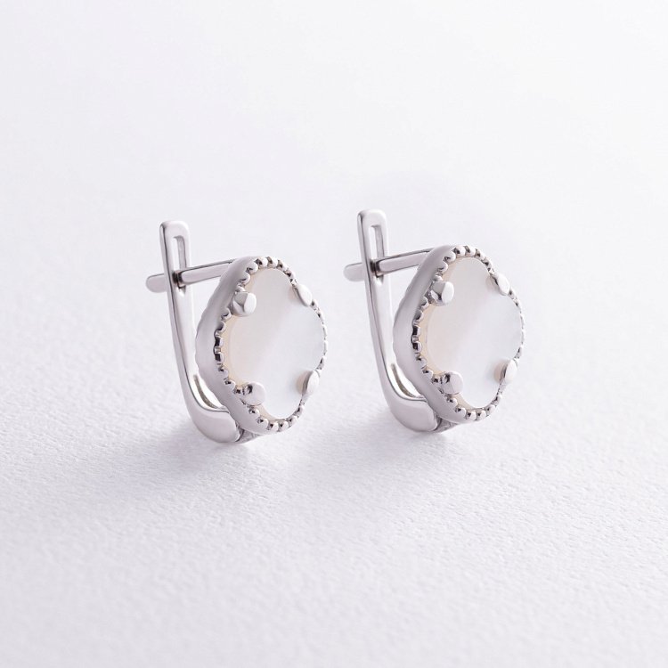 Срібні сережки "Клевер" з перламутром 121590 від ювелірного магазину Онікс