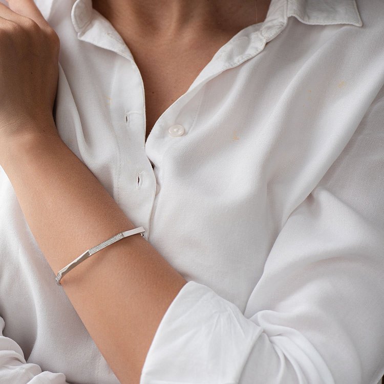 Жесткий браслет в белом золоте (фианиты) б04422 от ювелирного магазина Оникс - 3