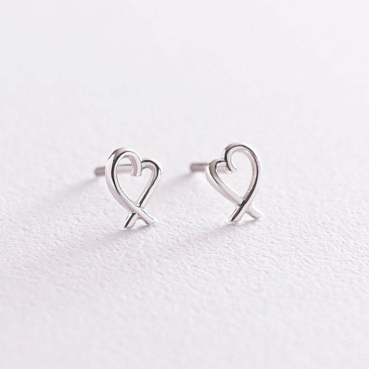 Серьги - пусеты "Сердечки" в белом золоте с07122 от ювелирного магазина Оникс