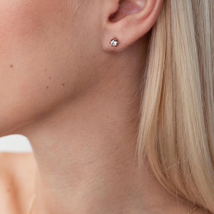 Золотые серьги - пусеты (фианит) с05843 от ювелирного магазина Оникс - 1