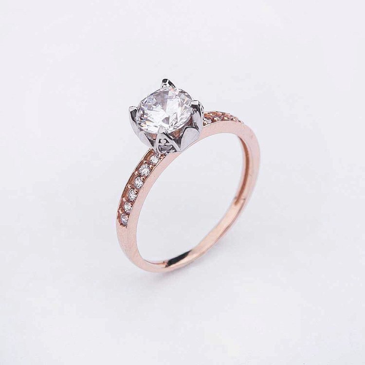 Золотое помолвочное кольцо с фианитами к04590 от ювелирного магазина Оникс