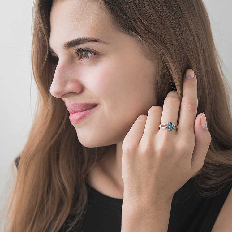 Золота каблучка з топазом і фіанітами кб366 від ювелірного магазину Онікс