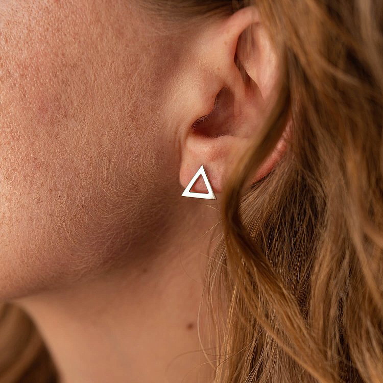 Золотые серьги-пусеты "Треугольники" с06413 от ювелирного магазина Оникс