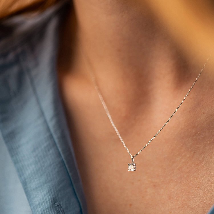 Колье с одним фианитом в белом золоте кол02351 от ювелирного магазина Оникс - 3
