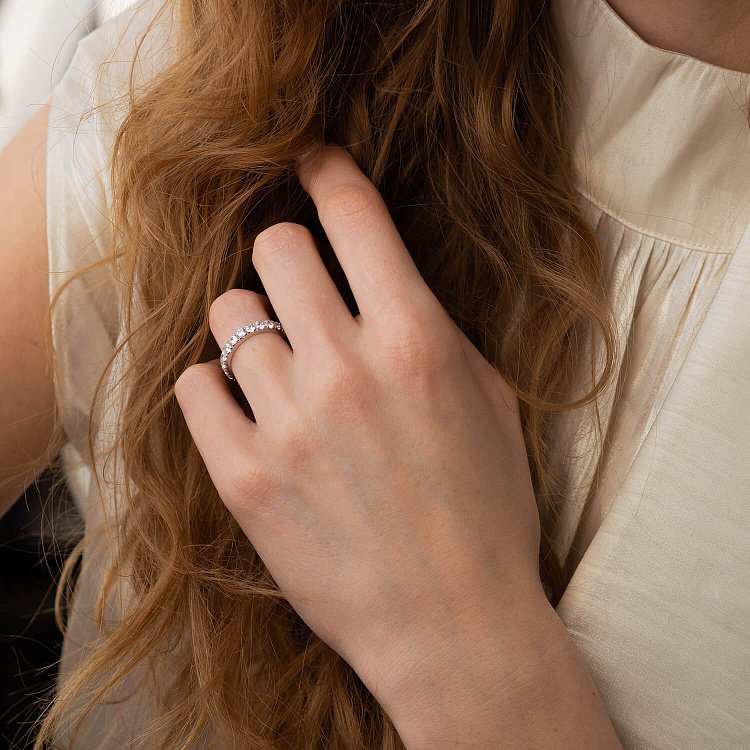 Каблучка з доріжкою каменів в білому золоті (фіаніти) к07390 від ювелірного магазину Онікс - 6