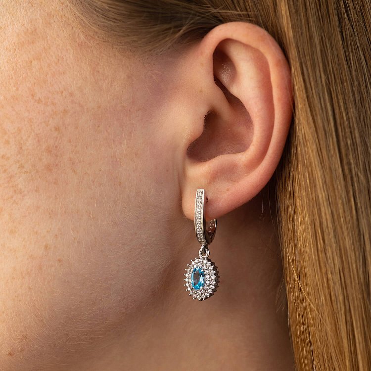 Срібні сережки з блакитними топазами і фіанітами GS-02-086-3010 від ювелірного магазину Онікс