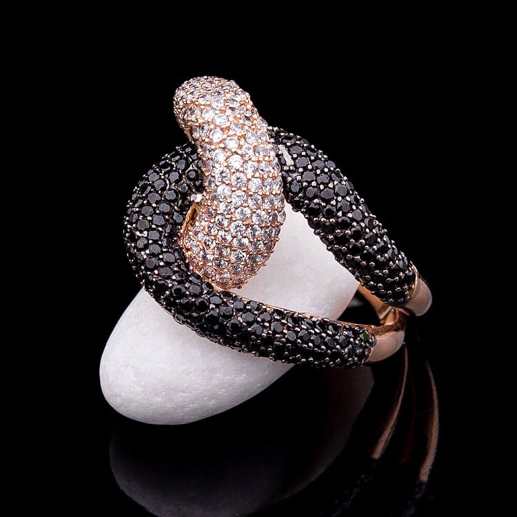 Золотое кольцо с фианитами к03491 от ювелирного магазина Оникс