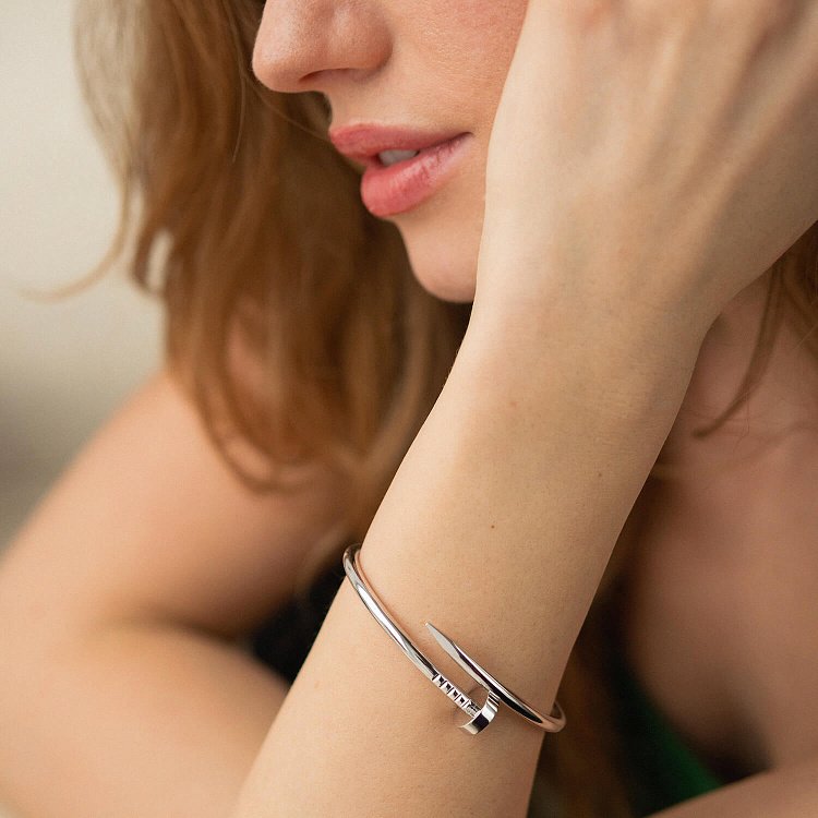 Жесткий браслет "Гвоздь" в белом золоте б05466 от ювелирного магазина Оникс - 1