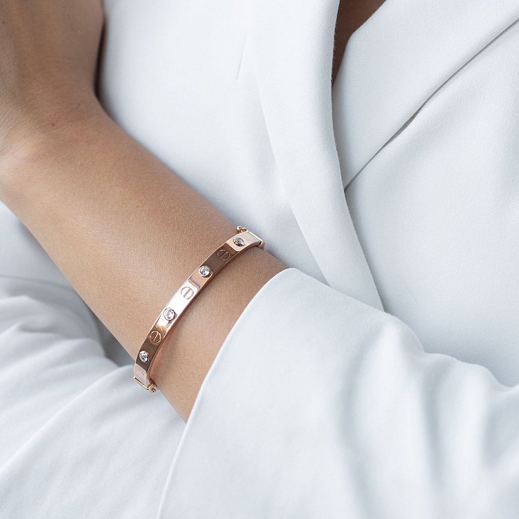 Жорсткий золотий браслет "Love" з фіанітами б03731 від ювелірного магазину Онікс - 1