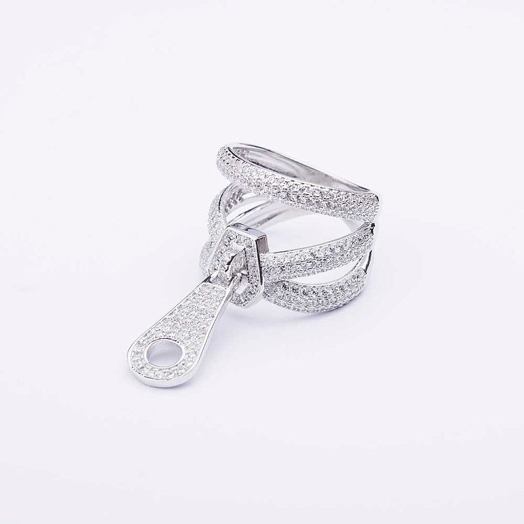 Срібний перстень з фіанітами 111768 від ювелірного магазину Онікс