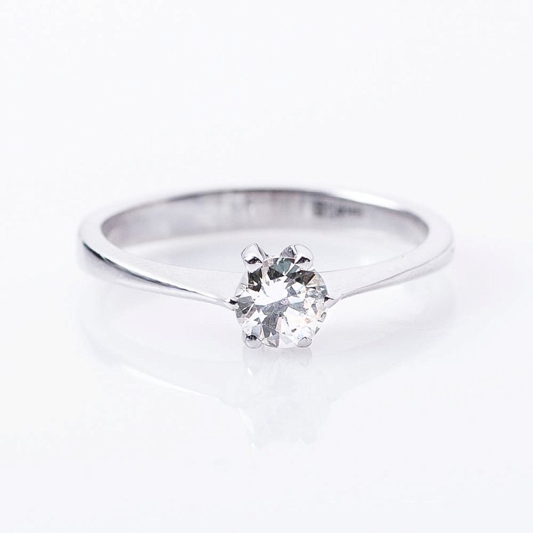 Золота заручальна каблучка з діамантом р0590б Золота заручальна каблучка з діамантом р0590б від ювелірного магазину Онікс