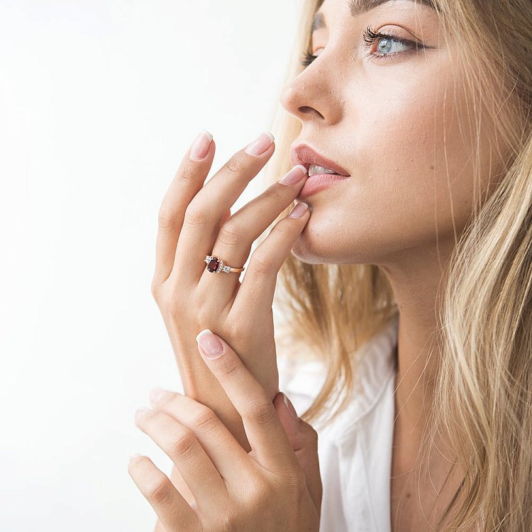 Золота каблучка з піропом і фіанітами к05081 від ювелірного магазину Онікс - 5