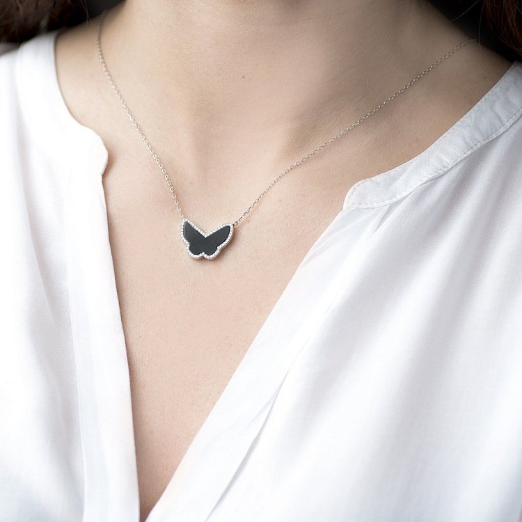 Серебряное колье "Бабочка" с фианитами и ониксом 18335 от ювелирного магазина Оникс