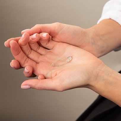 Серебряная булавка с фианитами 21014 №2