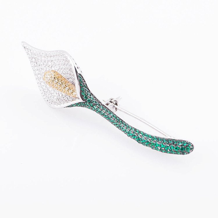 Серебряная брошь Цветок с цветными фианитами 16106 от ювелирного магазина Оникс