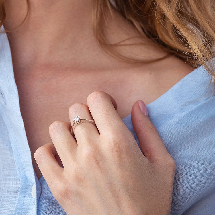 Заручальна каблучка в білому золоті з діамантом км0288 від ювелірного магазину Онікс - 1