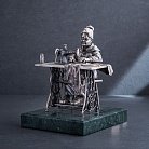 Серебряная фигура ручной работы "Бабушка портниха" сер00101 от ювелирного магазина Оникс