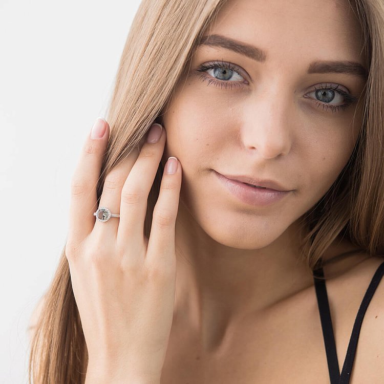 Кольцо с синтетической шпинелью серого цвета к027 от ювелирного магазина Оникс - 1