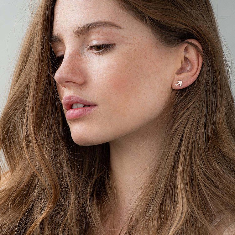 Сережки - пусети "Маленькі ластівки" в білому золоті с06917 від ювелірного магазину Онікс - 1