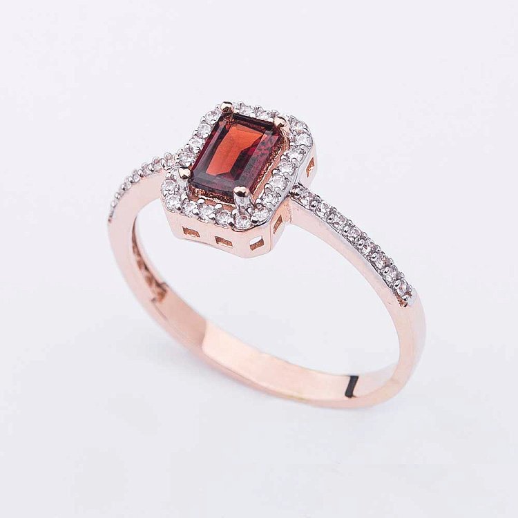 Золота каблучка з піропом (гранатом) і фіанітами к04639 від ювелірного магазину Онікс