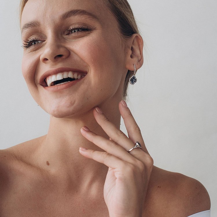 Золоті сережки "Конюшина" з синіми сапфірами і діамантами E00706mi від ювелірного магазину Онікс - 6