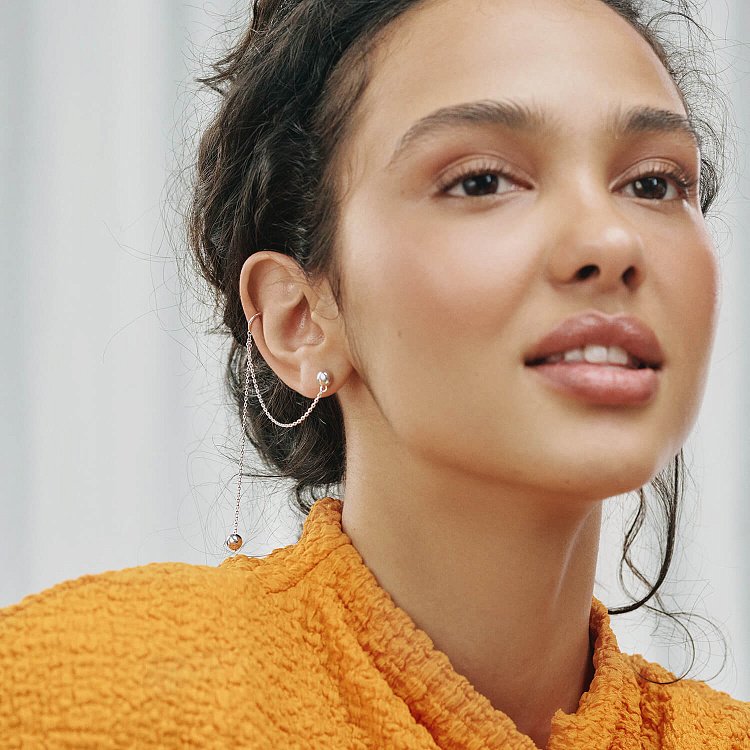 Асимметричные серьги - пусеты "Шарики" в серебре (серьга - каффа) 902-01400 от ювелирного магазина Оникс - 14