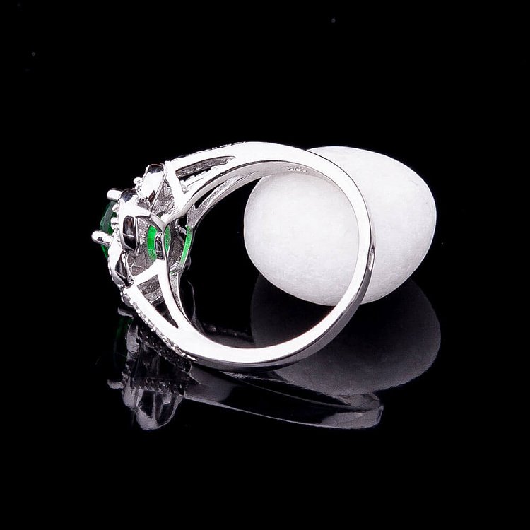 Каблучка з синтетичною шпинеллю зеленого кольору к08 від ювелірного магазину Онікс - 2