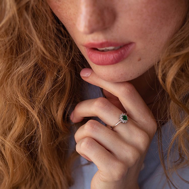 Золота каблучка зі смарагдом і діамантами к287 - 5 Золота каблучка зі смарагдом і діамантами к287 від ювелірного магазину Онікс - 5