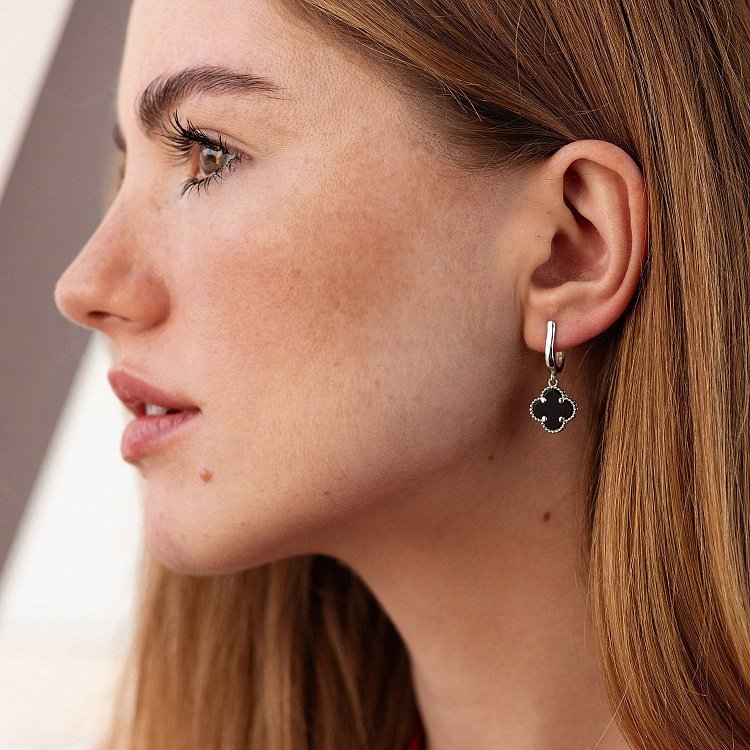 Срібні сережки "Конюшина" з оніксом 123359 від ювелірного магазину Онікс - 1