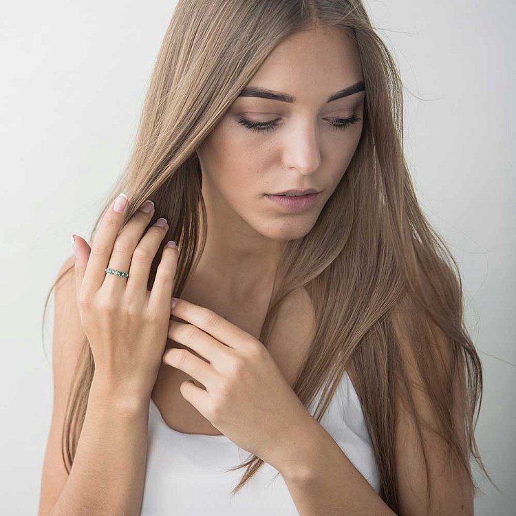 Золота каблучка з діамантами і смарагдами R12974Eaj від ювелірного магазину Онікс - 1