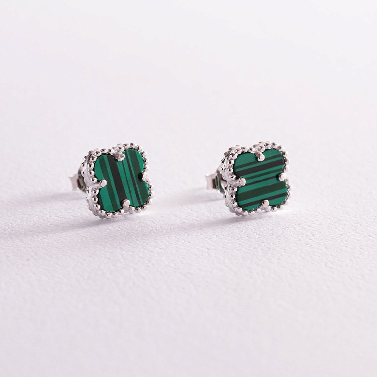 Срібні сережки - пусети "Конюшина" з малахітом 121815 від ювелірного магазину Онікс